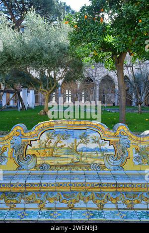 Un giardino nell'antico chiostro maiolico nel monastero di Santa chiara di Napoli, Italia. Foto Stock