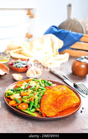 filetto di pesce fritto con verdure miste Foto Stock