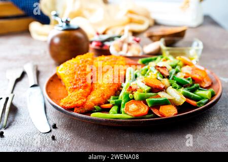 filetto di pesce fritto con verdure miste Foto Stock