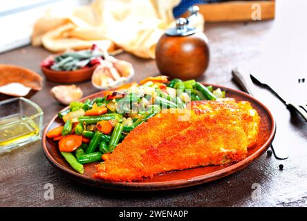 filetto di pesce fritto con verdure miste Foto Stock