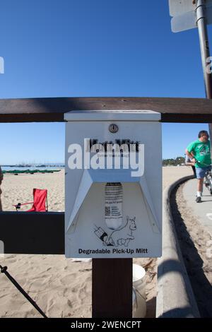 Dispenser per sacchetti per rifiuti Mutt Mitts Dog sul lungomare/molo di Santa Monica in California per lo smaltimento degli escrementi per animali domestici Foto Stock