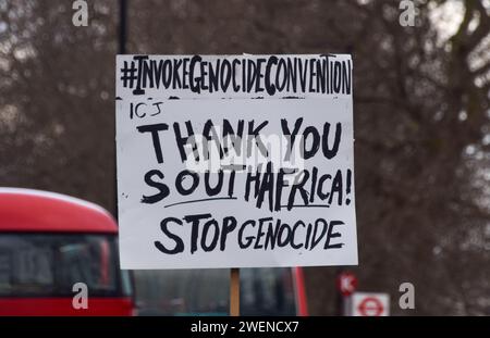 Londra, Regno Unito. 6 gennaio 2024. Manifestanti pro-Palestina vicino al Westminster Bridge. Migliaia di manifestanti hanno marciato a Westminster chiedendo un cessate il fuoco mentre la guerra Israele-Hamas continua. Credito: Vuk Valcic/Alamy Foto Stock