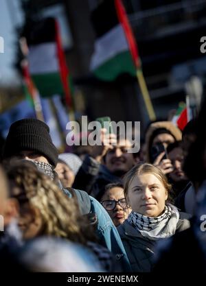 L'AIA - Greta Thunberg durante una manifestazione solidale con il popolo palestinese e a sostegno della causa sudafricana, nel corso di una sentenza della Corte internazionale di giustizia (ICJ) su richiesta del Sudafrica per misure di emergenza a Gaza. All'inizio di questo mese, il tribunale ha ascoltato il caso di genocidio contro Israele, portato dal Sudafrica. L'intero caso può richiedere anni per essere completato. ANP KOEN VAN WEEL paesi bassi fuori - belgio fuori Foto Stock