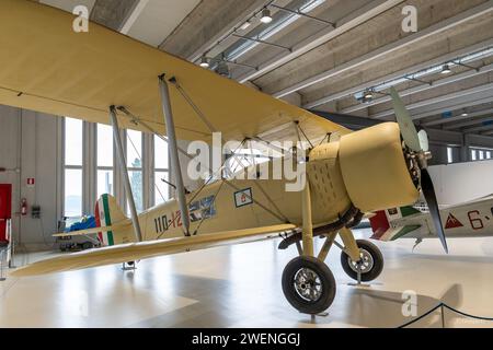 Storico turboelica militare in mostra all'interno dell'hangar del Museo dell'Aeronautica militare Foto Stock