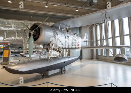 Idrovolante militare d'epoca in mostra all'interno dell'hangar del Museo dell'Aeronautica militare Foto Stock