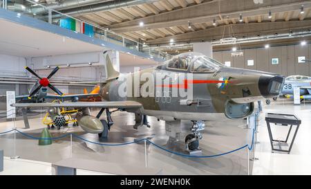 Modello di caccia a getto d'aria militare d'epoca in mostra all'interno dell'hangar del Museo dell'Aeronautica militare Foto Stock