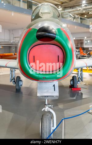 Primo piano sul becco colorato di aerei militari d'epoca in mostra presso il Museo dell'Aeronautica militare Italiana Foto Stock