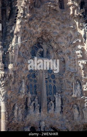 Barcellona, Sagrada Família, affreschi, sculture, facciata, ornamento, guglie, torri, tempio, chiesa, religione, arte, Antonio Gaudi Foto Stock