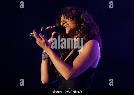 Padova Italia 2006-04-23: Simona Bencini, cantante italiana durante il concerto dal vivo al “radio Italia Festival” Foto Stock