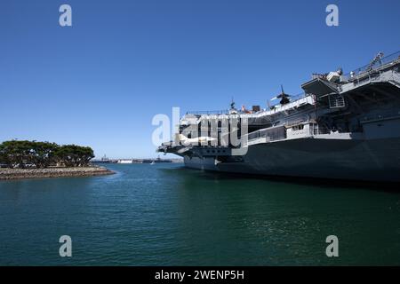 La USS Midway (CVB/CVA/CV-41) è una portaerei, precedentemente della United States Navy, la nave di testa della sua classe. Ora una nave museo a San Diego. Foto Stock