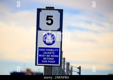 Segnali che indicano una limitazione di velocità [5mph] e che le Giacche ad alta visibilità devono essere indossate oltre questo punto Foto Stock