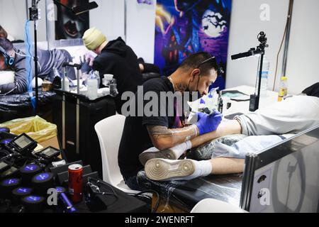 Milano, Italia. 26 gennaio 2024. Foto Alessandro Bremec/LaPresse26-01-2024 Milano, Italia - Cronaca - la Milano Tattoo Convention al Superstudio Maxi di Milano. Nella foto: Una vista della fiera 26 gennaio 2024 Milano Italia - News - la Milano Tattoo Convention al Superstudio Maxi di Milano. Nella foto: Una vista della fiera credito: La Presse/Alamy Live News Foto Stock