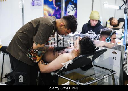 Milano, Italia. 26 gennaio 2024. Foto Alessandro Bremec/LaPresse26-01-2024 Milano, Italia - Cronaca - la Milano Tattoo Convention al Superstudio Maxi di Milano. Nella foto: Una vista della fiera 26 gennaio 2024 Milano Italia - News - la Milano Tattoo Convention al Superstudio Maxi di Milano. Nella foto: Una vista della fiera credito: La Presse/Alamy Live News Foto Stock