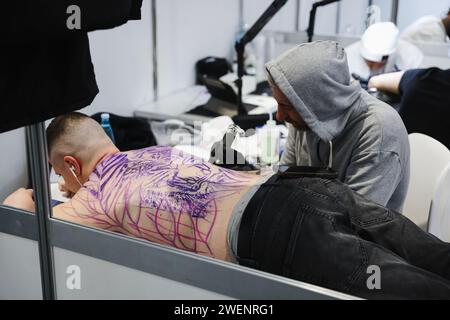 Milano, Italia. 26 gennaio 2024. Foto Alessandro Bremec/LaPresse26-01-2024 Milano, Italia - Cronaca - la Milano Tattoo Convention al Superstudio Maxi di Milano. Nella foto: Una vista della fiera 26 gennaio 2024 Milano Italia - News - la Milano Tattoo Convention al Superstudio Maxi di Milano. Nella foto: Una vista della fiera credito: La Presse/Alamy Live News Foto Stock