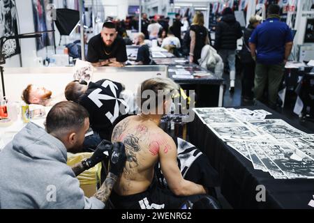 Milano, Italia. 26 gennaio 2024. Foto Alessandro Bremec/LaPresse26-01-2024 Milano, Italia - Cronaca - la Milano Tattoo Convention al Superstudio Maxi di Milano. Nella foto: Una vista della fiera 26 gennaio 2024 Milano Italia - News - la Milano Tattoo Convention al Superstudio Maxi di Milano. Nella foto: Una vista della fiera credito: La Presse/Alamy Live News Foto Stock