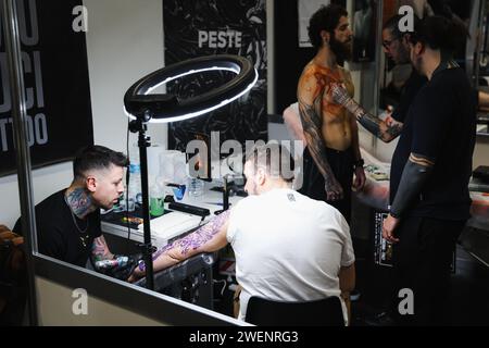 Milano, Italia. 26 gennaio 2024. Foto Alessandro Bremec/LaPresse26-01-2024 Milano, Italia - Cronaca - la Milano Tattoo Convention al Superstudio Maxi di Milano. Nella foto: Una vista della fiera 26 gennaio 2024 Milano Italia - News - la Milano Tattoo Convention al Superstudio Maxi di Milano. Nella foto: Una vista della fiera credito: La Presse/Alamy Live News Foto Stock