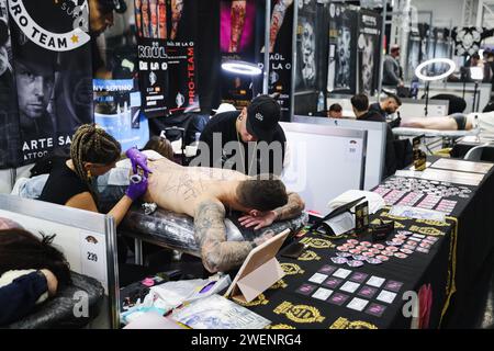 Milano, Italia. 26 gennaio 2024. Foto Alessandro Bremec/LaPresse26-01-2024 Milano, Italia - Cronaca - la Milano Tattoo Convention al Superstudio Maxi di Milano. Nella foto: Una vista della fiera 26 gennaio 2024 Milano Italia - News - la Milano Tattoo Convention al Superstudio Maxi di Milano. Nella foto: Una vista della fiera credito: La Presse/Alamy Live News Foto Stock