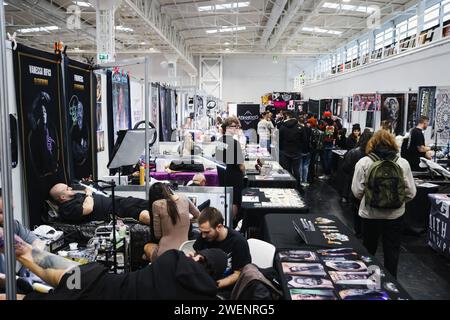 Milano, Italia. 26 gennaio 2024. Foto Alessandro Bremec/LaPresse26-01-2024 Milano, Italia - Cronaca - la Milano Tattoo Convention al Superstudio Maxi di Milano. Nella foto: Una vista della fiera 26 gennaio 2024 Milano Italia - News - la Milano Tattoo Convention al Superstudio Maxi di Milano. Nella foto: Una vista della fiera credito: La Presse/Alamy Live News Foto Stock