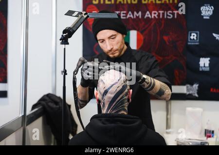 Milano, Italia. 26 gennaio 2024. Foto Alessandro Bremec/LaPresse26-01-2024 Milano, Italia - Cronaca - la Milano Tattoo Convention al Superstudio Maxi di Milano. Nella foto: Una vista della fiera 26 gennaio 2024 Milano Italia - News - la Milano Tattoo Convention al Superstudio Maxi di Milano. Nella foto: Una vista della fiera credito: La Presse/Alamy Live News Foto Stock