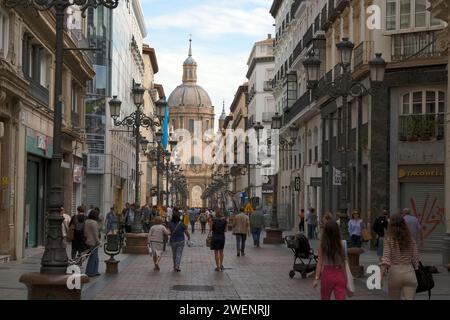 La cupola della Cattedrale-Basilica di nostra Signora del pilastro torreggia sugli acquirenti in Calle de Alfonso i, Saragozza, Aragona, Spagna, Europa Foto Stock