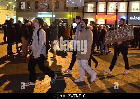 Brno, Repubblica Ceca. 25 gennaio 2024. Raduno organizzato dagli slovacchi che vivono a Brno, Repubblica Ceca, il 25 gennaio 2024 contro un piano del primo ministro populista Robert Fico per modificare il codice penale ed eliminare un ufficio dei procuratori nazionali. Le modifiche previste includono anche una riduzione delle pene per corruzione, compresa la possibilità di sospendere le condanne, e una significativa riduzione dello statuto delle limitazioni. Crediti: Patrik Uhlir/CTK Photo/Alamy Live News Foto Stock