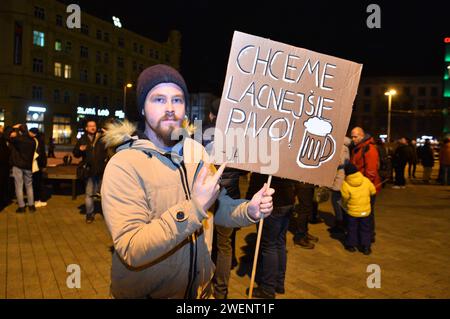 Brno, Repubblica Ceca. 25 gennaio 2024. Raduno organizzato dagli slovacchi che vivono a Brno, Repubblica Ceca, il 25 gennaio 2024 contro un piano del primo ministro populista Robert Fico per modificare il codice penale ed eliminare un ufficio dei procuratori nazionali. Le modifiche previste includono anche una riduzione delle pene per corruzione, compresa la possibilità di sospendere le condanne, e una significativa riduzione dello statuto delle limitazioni. Crediti: Patrik Uhlir/CTK Photo/Alamy Live News Foto Stock