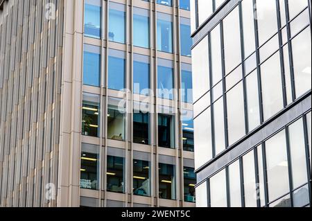 Affacciato sull'esterno di moderni edifici per uffici con una facciata in vetro e acciaio, Regno Unito Foto Stock