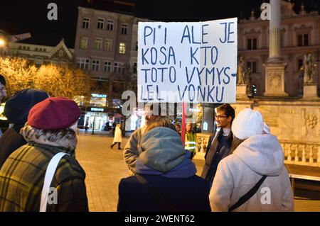 Brno, Repubblica Ceca. 25 gennaio 2024. Raduno organizzato dagli slovacchi che vivono a Brno, Repubblica Ceca, il 25 gennaio 2024 contro un piano del primo ministro populista Robert Fico per modificare il codice penale ed eliminare un ufficio dei procuratori nazionali. Le modifiche previste includono anche una riduzione delle pene per corruzione, compresa la possibilità di sospendere le condanne, e una significativa riduzione dello statuto delle limitazioni. Crediti: Patrik Uhlir/CTK Photo/Alamy Live News Foto Stock