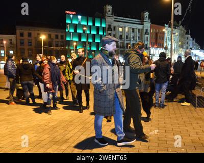 Brno, Repubblica Ceca. 25 gennaio 2024. Raduno organizzato dagli slovacchi che vivono a Brno, Repubblica Ceca, il 25 gennaio 2024 contro un piano del primo ministro populista Robert Fico per modificare il codice penale ed eliminare un ufficio dei procuratori nazionali. Le modifiche previste includono anche una riduzione delle pene per corruzione, compresa la possibilità di sospendere le condanne, e una significativa riduzione dello statuto delle limitazioni. Crediti: Patrik Uhlir/CTK Photo/Alamy Live News Foto Stock