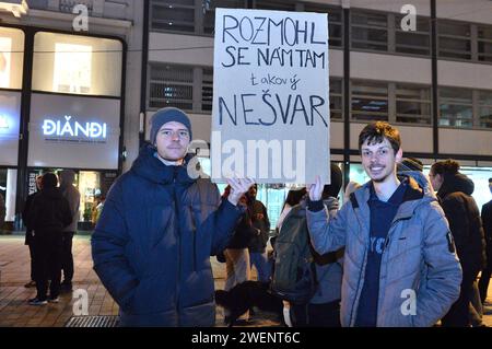 Brno, Repubblica Ceca. 25 gennaio 2024. Raduno organizzato dagli slovacchi che vivono a Brno, Repubblica Ceca, il 25 gennaio 2024 contro un piano del primo ministro populista Robert Fico per modificare il codice penale ed eliminare un ufficio dei procuratori nazionali. Le modifiche previste includono anche una riduzione delle pene per corruzione, compresa la possibilità di sospendere le condanne, e una significativa riduzione dello statuto delle limitazioni. Crediti: Patrik Uhlir/CTK Photo/Alamy Live News Foto Stock