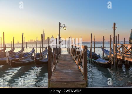 Gondole a Venezia all'alba sul Canal Grande. Foto Stock