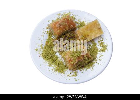 Baklava con pistacchi, delizioso dessert turco tradizionale, isolato Foto Stock