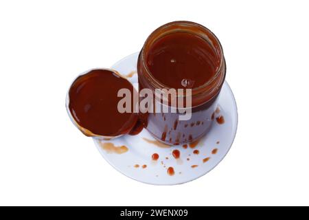 Marmellata rosa in vaso di vetro, isolata su sfondo bianco Foto Stock