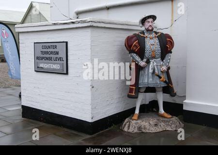 Porto storico di Portsmouth - statua di Enrico VIII, cartello informativo contro la minaccia al terrorismo Foto Stock