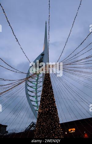 Spinnaker Tower, vista attraverso le luci natalizie degli alberi nel porto di Portsmouth Gunwharf Quay, Regno Unito, 2023, cielo opaco Foto Stock