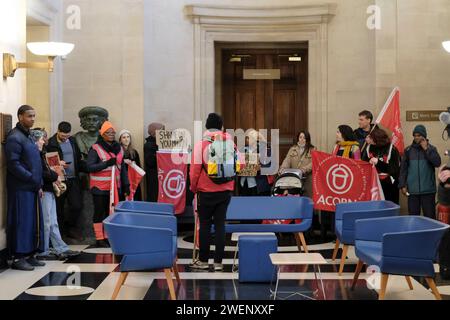 Bristol, Regno Unito. 26 gennaio 2024. Protesta all'interno dell'Ufficio Consiglieri. I residenti di Barton House che sono stati evacuati dai loro appartamenti a causa di problemi di sicurezza protestano per il loro trattamento da parte del Consiglio comunale di Bristol. Dopo le indagini l'edificio è considerato abbastanza sicuro e ai residenti è stato detto che possono tornare, ma alcuni sono ancora preoccupati e ritengono che il consiglio dovrebbe fare di più per fornire alternative. L'union Acorn dell'inquilino sostiene la protesta. Crediti: JMF News/Alamy Live News Foto Stock