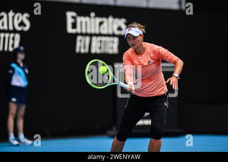 Barbora Krejcikova della Repubblica Ceca gioca contro Mirra Andreeva della Russia (non in foto) durante il round 4 del torneo di tennis Australian Open al Melbourne Park. Barbora Krejcikova batte Mirra Andreeva in 3 set con un punteggio di 4-6 6-3 6-2. (Foto di Alexander Bogatyrev / SOPA Images/Sipa USA) Foto Stock