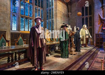Costumi del primo film nella sala grande al Making of Harry Potter Studio tour, Leavesden, Hertfordshire, Inghilterra Foto Stock