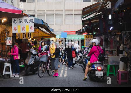 Yilan, Repubblica di Cina - 2 ottobre 2023: Venditori ambulanti e acquirenti in un vivace e colorato mercato diurno nella città di Yilan, Taiwan. Foto Stock