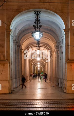 Colonnato della Corte Suprema di giustizia di Praka do Comércio, corridoio monumentale ad arco di notte nella città di Lisbona, Portogallo. Foto Stock