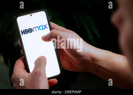 In questa immagine è riportato un logo HBO Max visualizzato su uno smartphone. Foto Stock