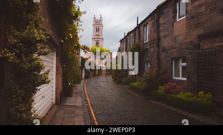 Il pittoresco e storico Circus Lane e la chiesa di Santo Stefano nel quartiere Stockbridge di Edimburgo, Scozia Foto Stock