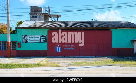 Segnali di propaganda nell'edificio aziendale gestito dal governo a Santa Clara, Cuba Foto Stock