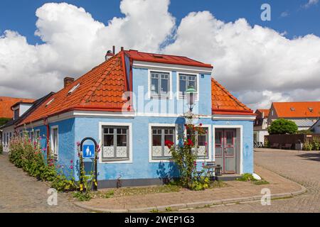 Facciata di una casa tradizionale di colore blu pastello nella città di Ystad in estate, Skåne / Scania, Svezia Foto Stock