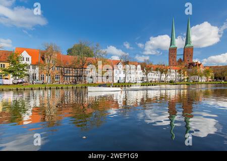 Cattedrale di Lübeck / Dom zu Lübeck / Lübecker Dom lungo il fiume Trave nella città anseatica di Lubecca, Schleswig-Holstein, Germania Foto Stock