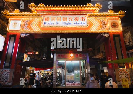 Taipei, Repubblica di Cina - 1 ottobre 2023: Il cancello colorato e illuminato e l'ingresso al mercato notturno di Raohe Street nel quartiere di Songshan Foto Stock