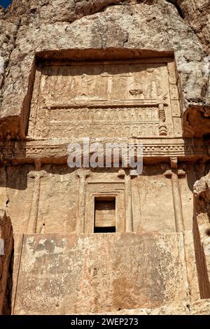 Tomba scavata nella roccia di Dario II, re persiano (423-405 a.C.) della dinastia achemenide, nella Necropoli di Naqsh-e Rostam vicino a Persepoli, in Iran. Foto Stock