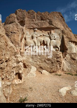 L'investitura di Ardashir i, il rilievo raffigura il re persiano Ardashir i che riceve l'anello della sovranità dal dio Ahura Mazda. Naqsh-e Rostam, Iran. Foto Stock