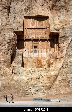 Tomba scavata nella roccia di Artaserse i, re achemenide (465–425 a.C.) dell'Impero persiano, nella Necropoli di Naqsh-e Rostam vicino a Persepoli, Iran. Foto Stock