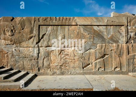 Scalinata di un palazzo in rovina adornato con intricati rilievi a Persepoli, capitale dell'Impero achemenide (550–330 a.C.), Iran. Foto Stock